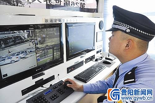 花溪民警在躍迪移動警務(wù)室內(nèi)操作