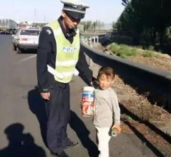 貪玩幼童上高速—躍迪移動(dòng)警務(wù)室助力，熱心民警忙尋親