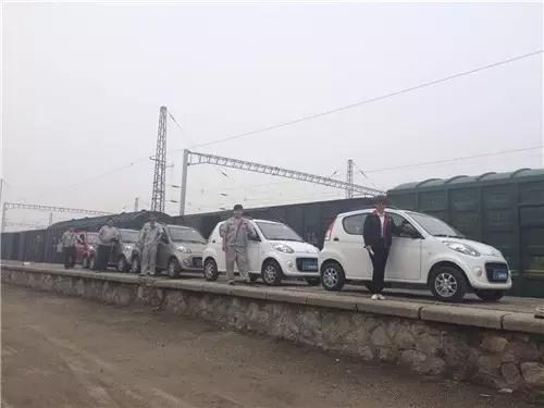 電動汽車鐵路裝車準(zhǔn)備中