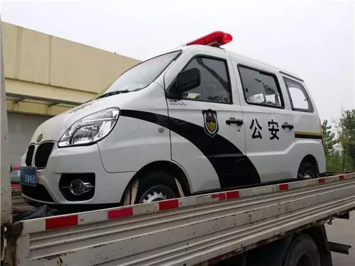 躍迪電動(dòng)巡邏車(chē)裝車(chē)進(jìn)行中