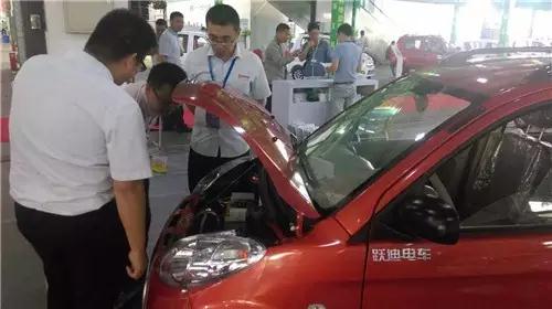 躍迪電動汽車工作人員為其介紹產(chǎn)品