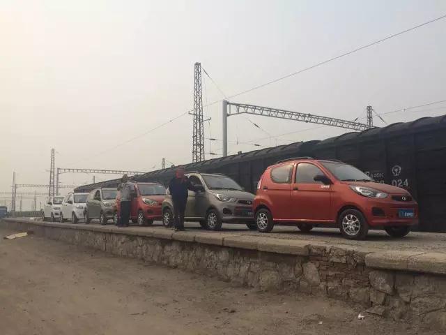 躍迪電動汽車鐵路運輸準(zhǔn)備裝車。