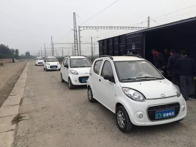 躍迪電動汽車鐵路準(zhǔn)備裝車