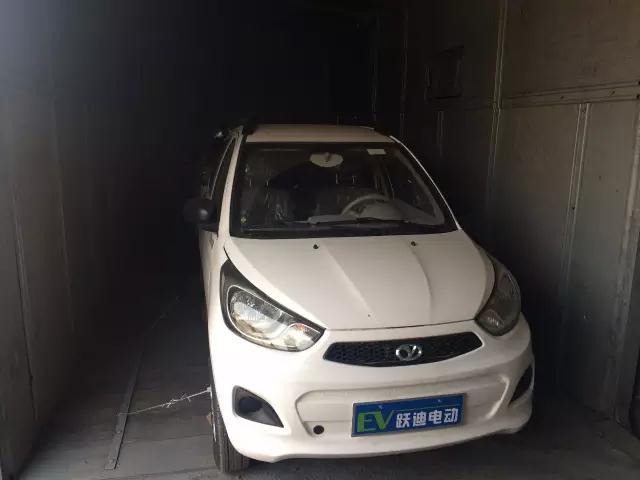 躍迪電動汽車裝車完畢準(zhǔn)備發(fā)車