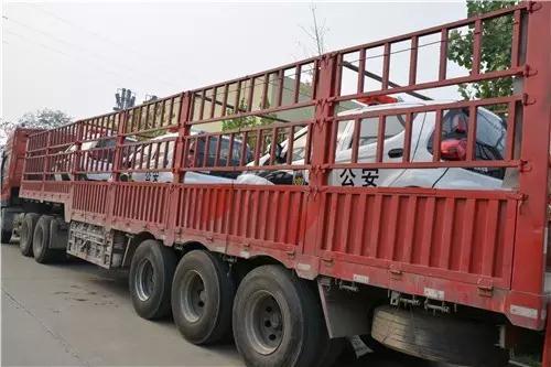 躍迪電動(dòng)汽車裝車完畢準(zhǔn)備發(fā)車