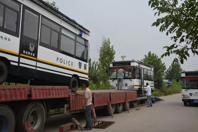 躍迪電動移動警務(wù)室裝車中，準(zhǔn)備發(fā)往白洋淀溫泉城公安分局