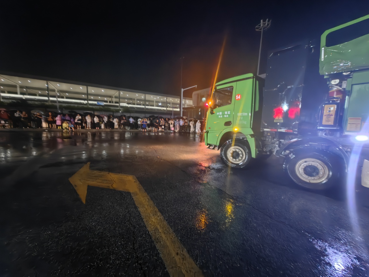 昨晚保定市強(qiáng)降暴雨丨躍迪汽車保定分公司，連夜出動70臺新能源渣土車參與保定市救援工作