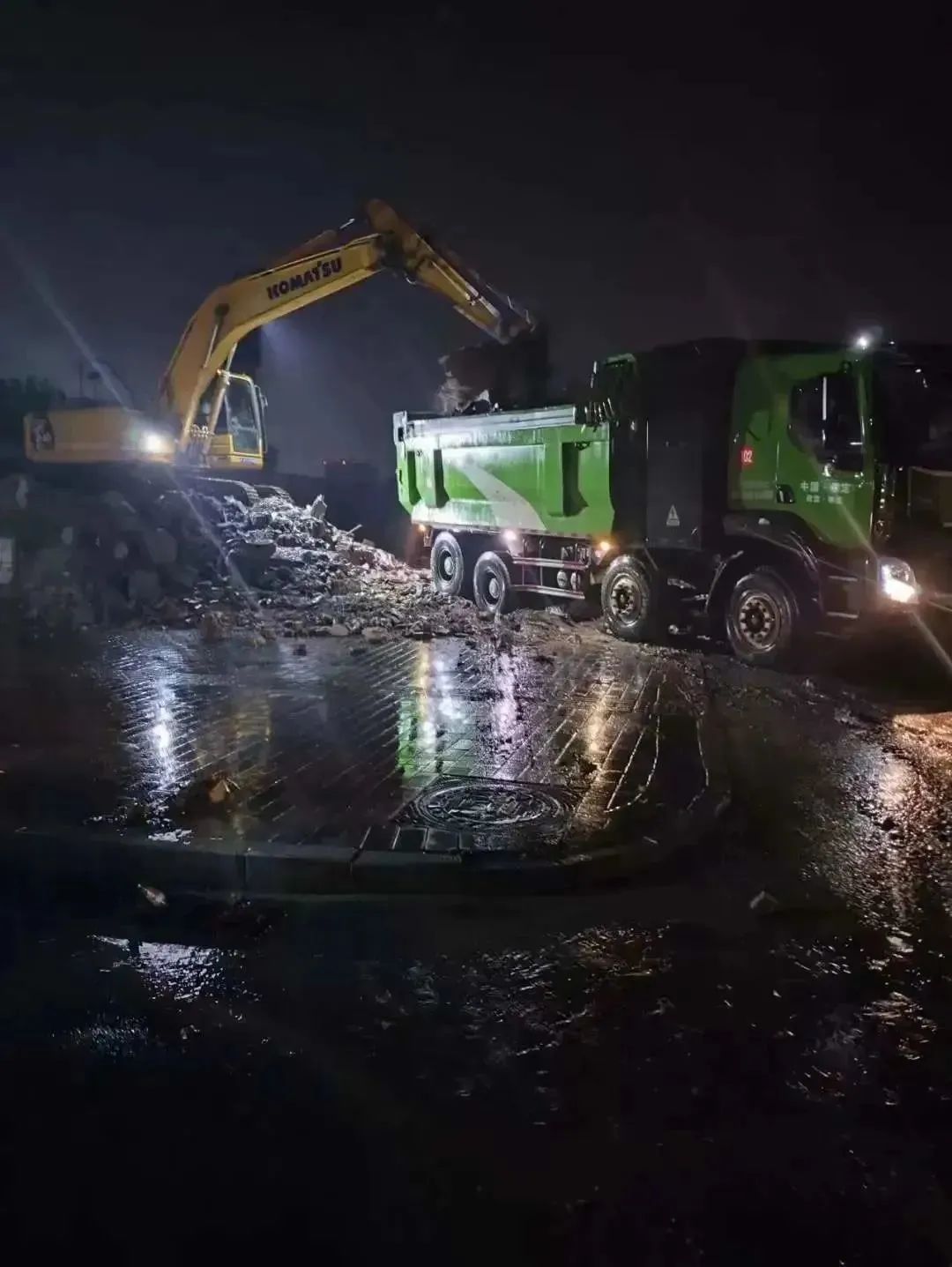 昨晚保定市強(qiáng)降暴雨丨躍迪汽車保定分公司，連夜出動70臺新能源渣土車參與保定市救援工作